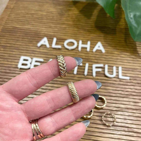 6 Assorted Costume Jewelry Rings - Picture 2 of 5